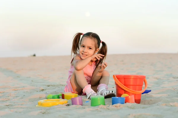 Μικρό κορίτσι στην παραλία — Φωτογραφία Αρχείου