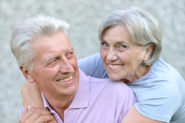 Bonito casal de idosos caucasianos na rua — Fotografia de Stock