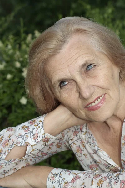 Yaşlı kadın portre açık havada — Stok fotoğraf