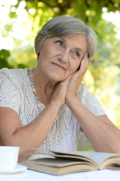 Frau trinkt Tee — Stockfoto