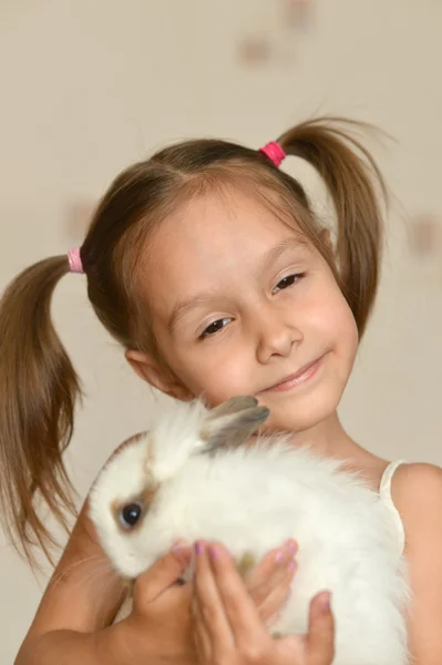 Linda niña con un conejo en casa —  Fotos de Stock