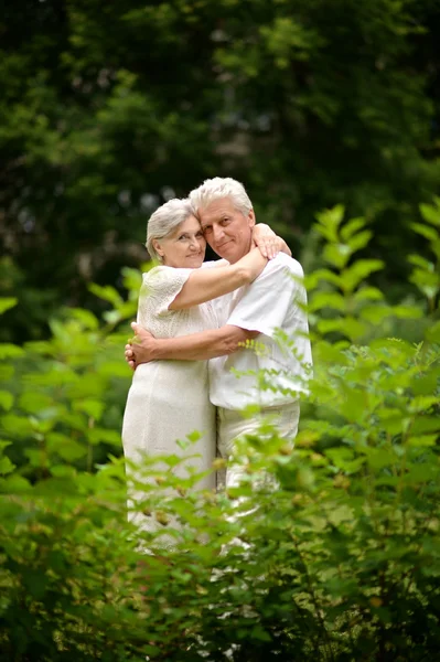 Mann und Frau im Freien — Stockfoto