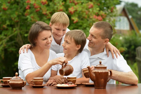 Familj dricka te utomhus — Stockfoto