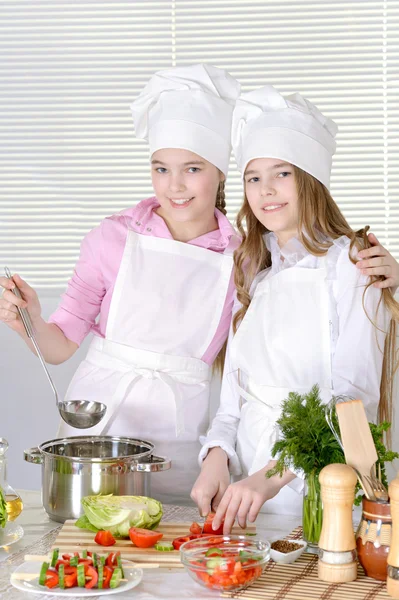 Teen girls preparing dinner — Stock Photo, Image