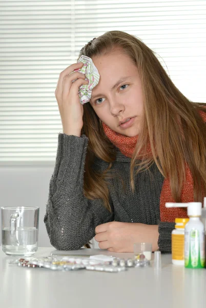 Ung flicka i en tröja — Stockfoto