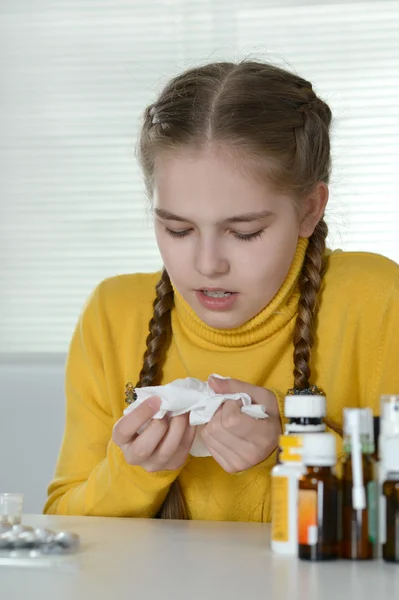 黄色毛衣的女孩 — 图库照片