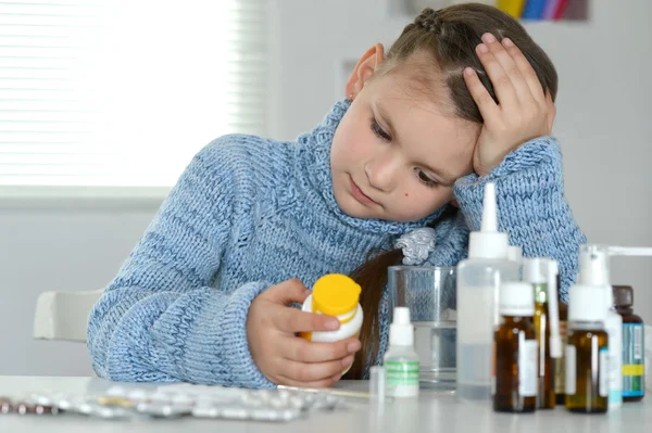 Meisje in een blauwe trui — Stockfoto