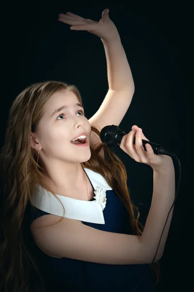 Ładny dziewczyna śpiewa — Zdjęcie stockowe
