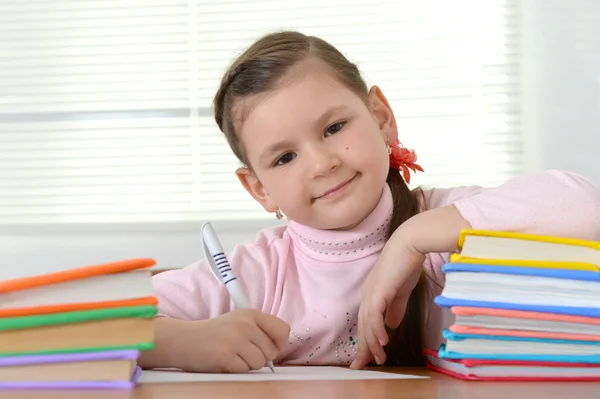 Meisje doet huiswerk — Stockfoto