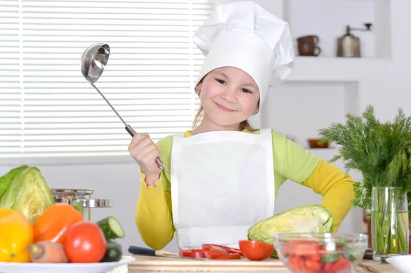 Kleines Mädchen bereitet Salat zu — Stockfoto