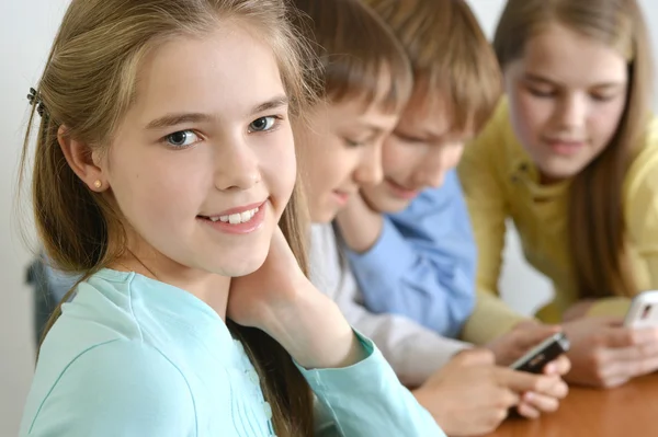 Barn använder teknik — Stockfoto