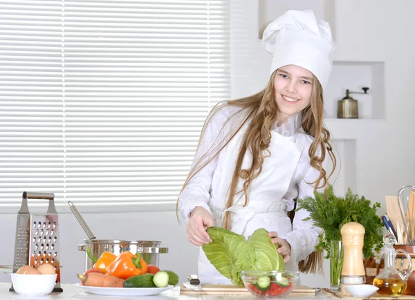 Menina preparando comida — Fotografia de Stock