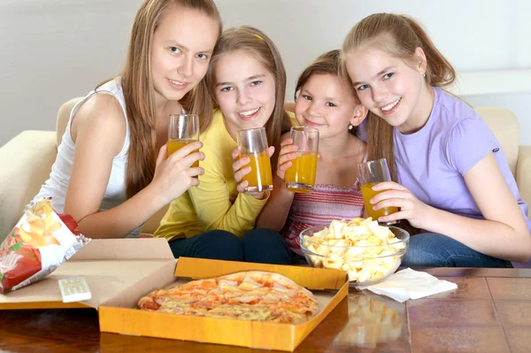 Vier jonge vrolijke meisjes — Stockfoto