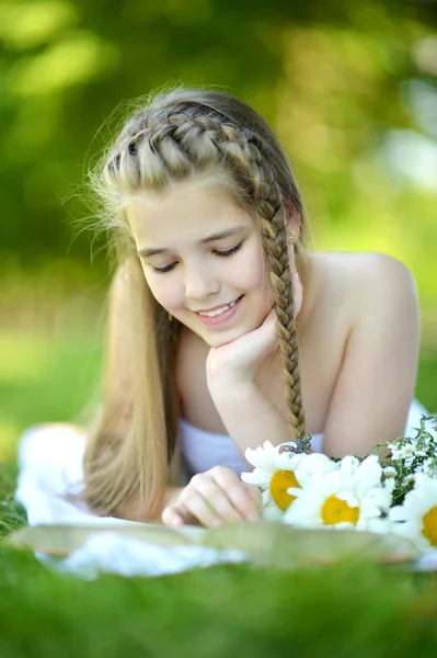 Beautiful girl resting — Stock Photo, Image