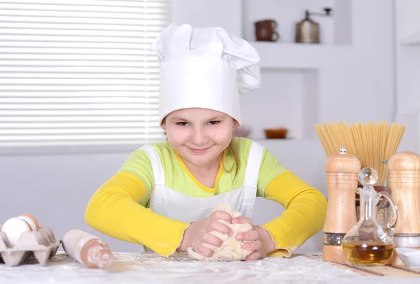 Vacker flicka i en hatt kock — Stockfoto