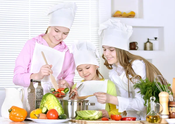 Girls preparing food — Stock Photo, Image