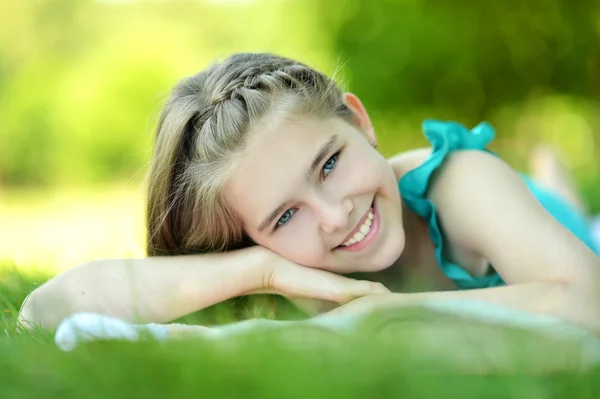 Menina feliz descansando — Fotografia de Stock