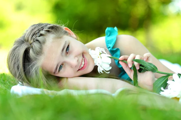 Ragazza che legge un libro — Foto Stock