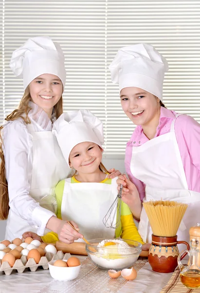 Meninas fazendo um bolo — Fotografia de Stock