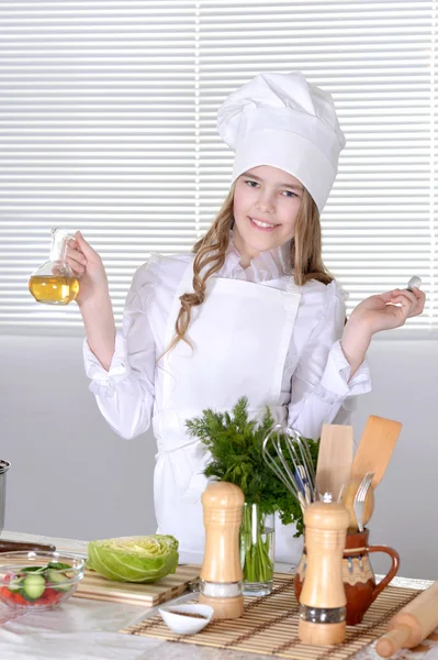 Girl preparing food — Stock Photo, Image