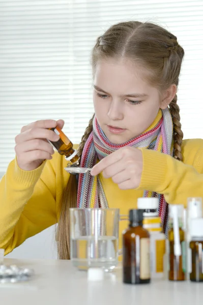 黄色いセーターの女の子 — ストック写真