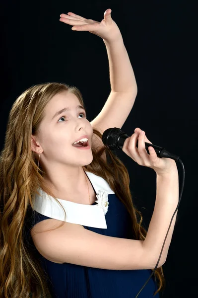 Cute girl singing — Stock Photo, Image