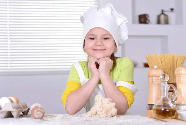 Vacker flicka i en hatt kock — Stockfoto
