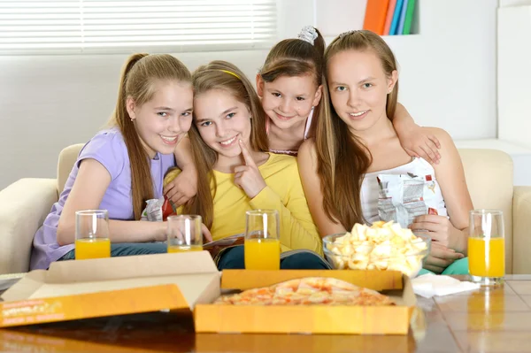 Quattro ragazze allegre rilassanti — Foto Stock