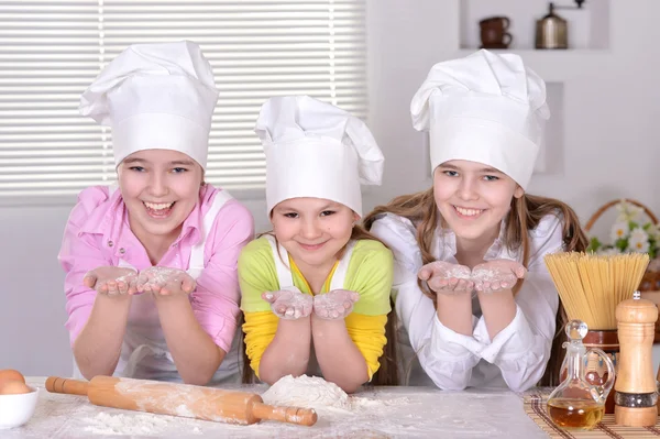 Jonge meisjes koken — Stockfoto