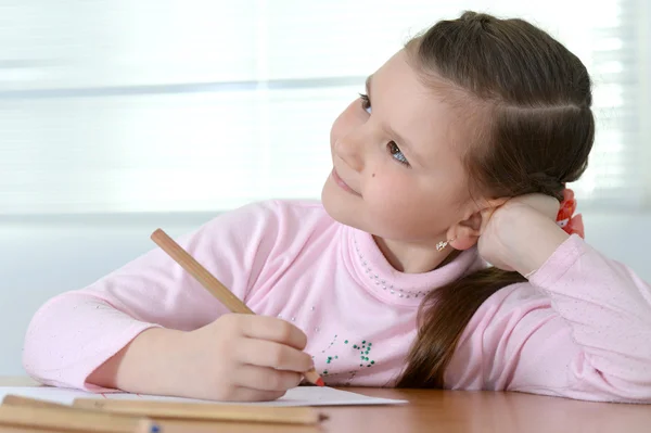 Bella ragazza in un maglione rosa — Foto Stock