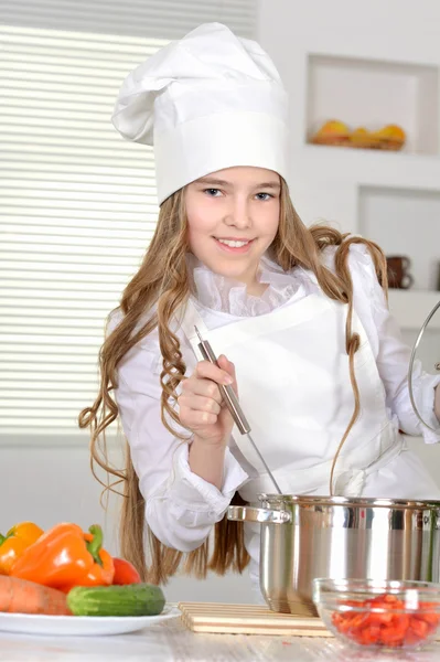 Meisje voorbereiding soep — Stockfoto