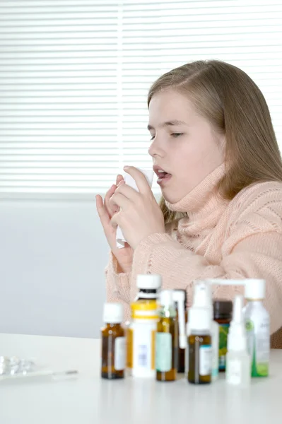 Mädchen im rosa Pullover — Stockfoto