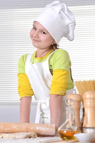 Belle fille dans un chef chapeau — Photo