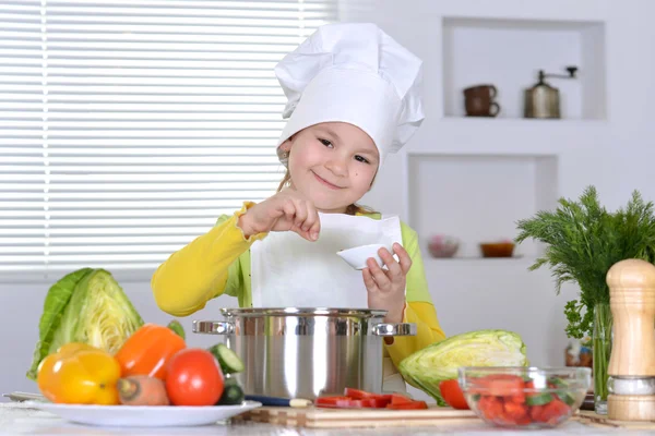 Menina cozinhar sopa — Fotografia de Stock