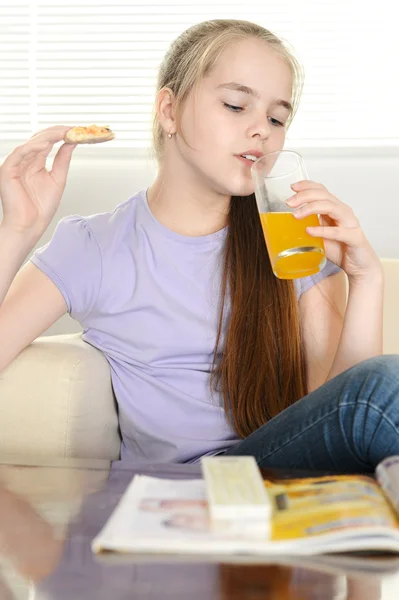 Chica viendo tv — Foto de Stock