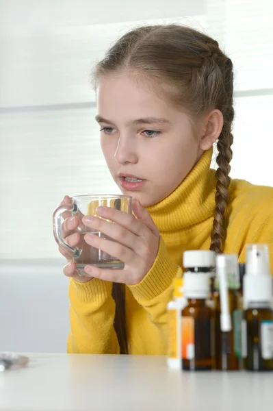 Menina em uma camisola amarela — Fotografia de Stock