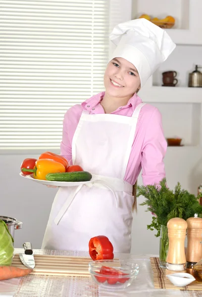 Chica prepara comida —  Fotos de Stock