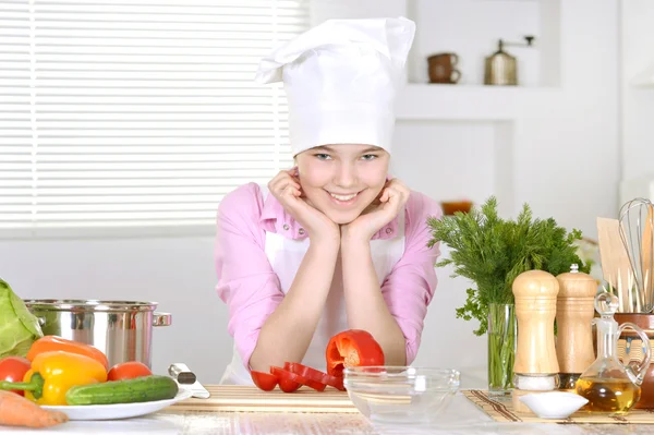 Meisje bereidt maaltijd — Stockfoto