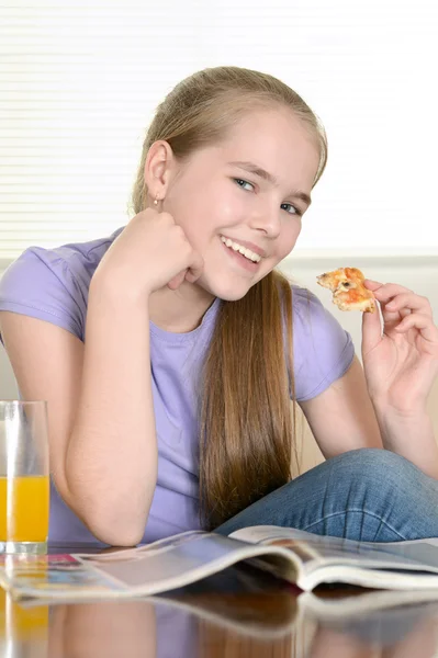 Adorável jovem menina — Fotografia de Stock