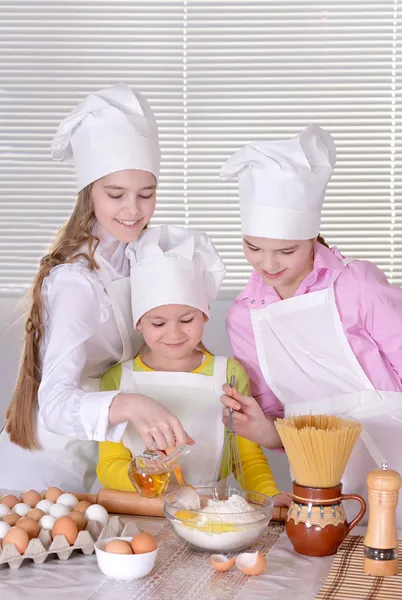 Girls baking a cake — Stock Photo, Image