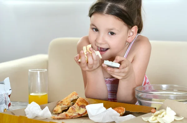 Flicka äter pizza — Stockfoto