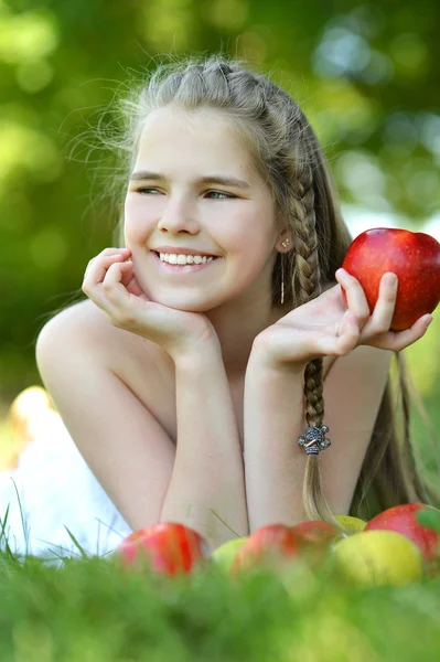 Meisje met appels — Stockfoto