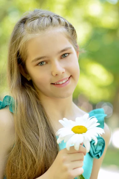 Girl in the summer park — Stock Photo, Image