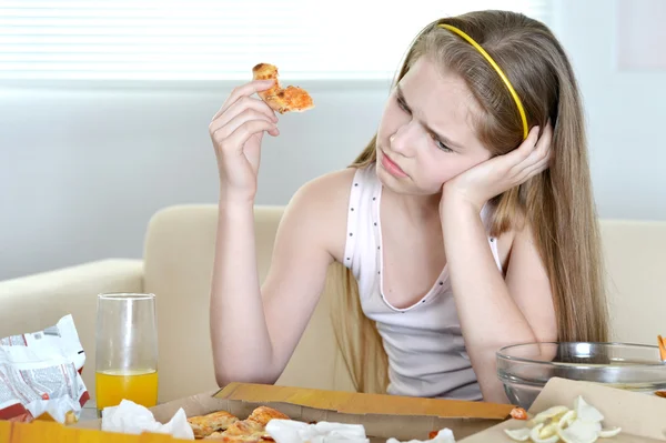 Mädchen isst Pizza — Stockfoto