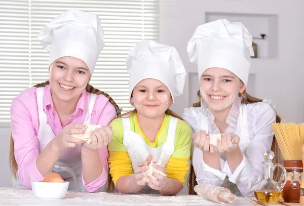 Vrolijke meisjes koken — Stockfoto