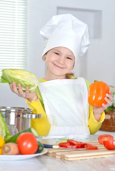 Flickan ler i köket — Stockfoto