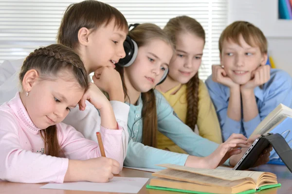 Grupp vänliga barn — Stockfoto