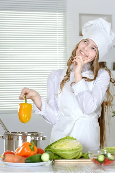 Chica preparando comida — Foto de Stock
