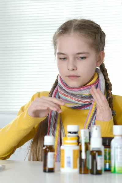 Chica en un suéter amarillo — Foto de Stock