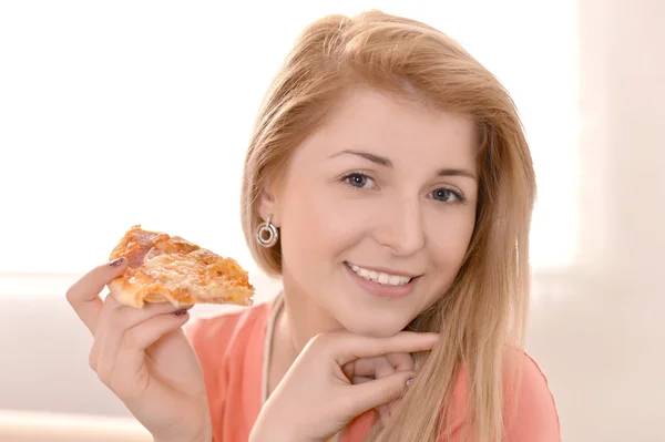 Mädchen isst Pizza — Stockfoto